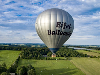 Ballonfahrten über den Bergen der Eifel